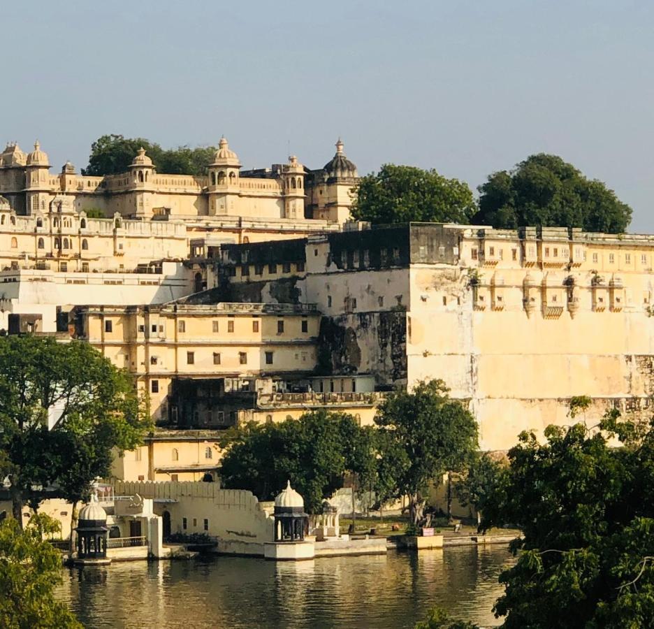 Hotel Nirvana Lakeside Udaipur Exterior photo